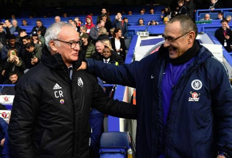 L&#39;abbraccio tra Claudio Ranieri e Maurizio Sarri prima di Chelsea-Fulham. Getty